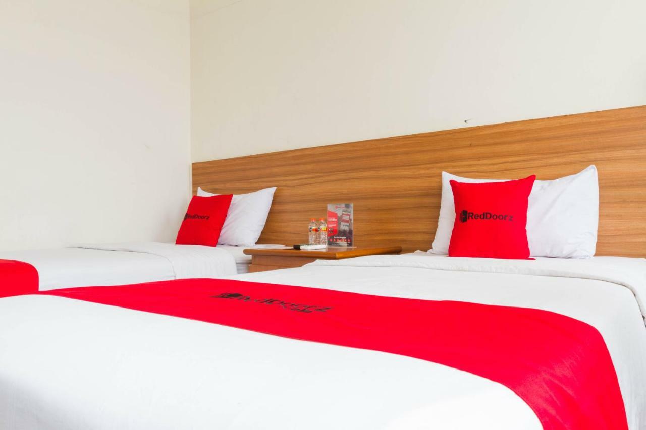 Reddoorz Plus @ Surapati 2 Bandung Ngoại thất bức ảnh